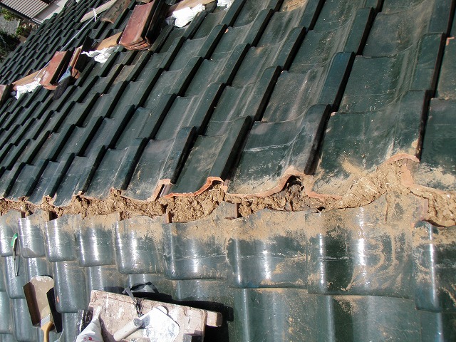 熨斗瓦を解体した屋根